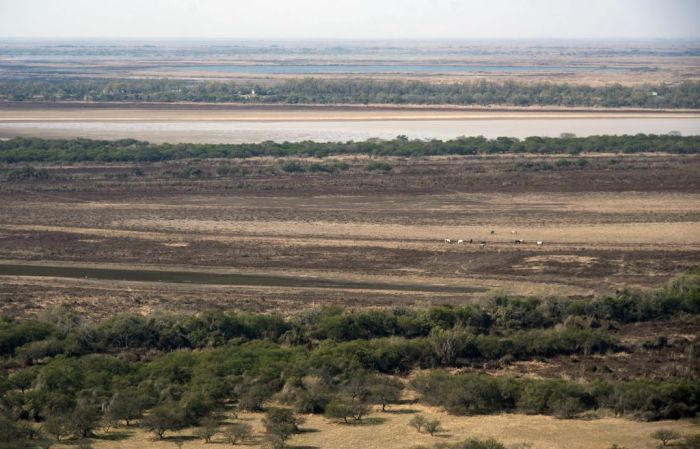 La sequía del río Paraná permite cruzar a pie de Argentina a Paraguay