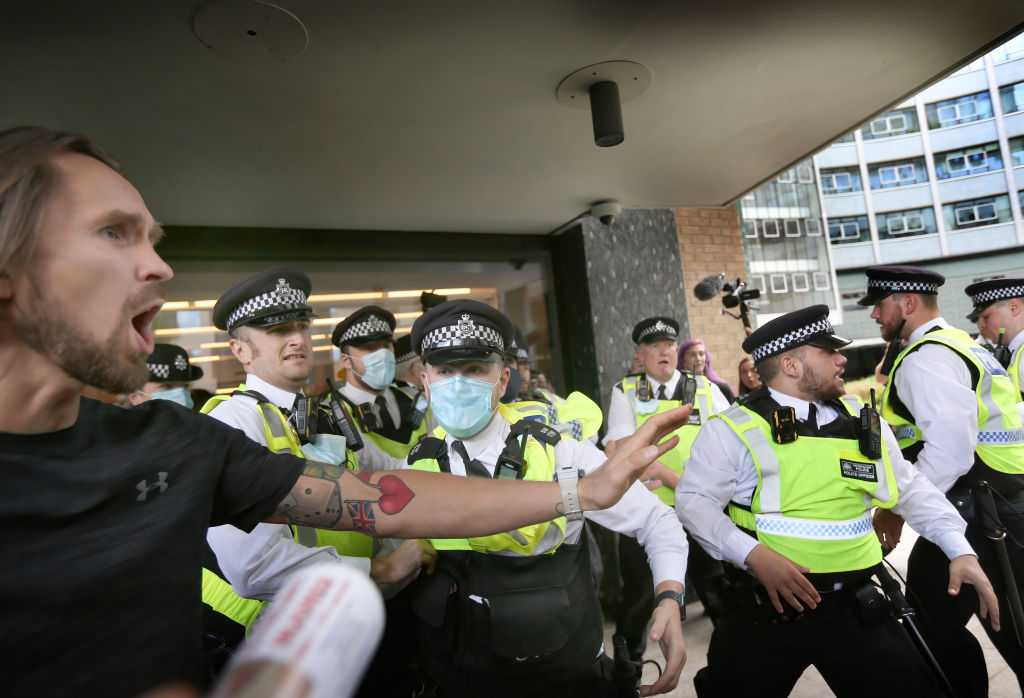 Antivacunas asaltan los estudios de la BBC en Londres