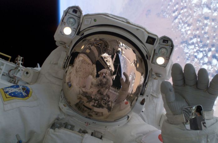 La imagen muestra a un astronauta en el espacio.