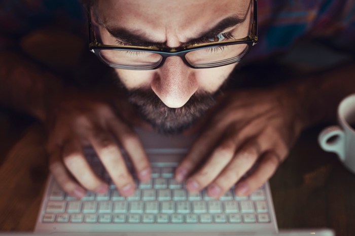 hackers amd 450gb datos secretos computer hacker stealing information with laptop