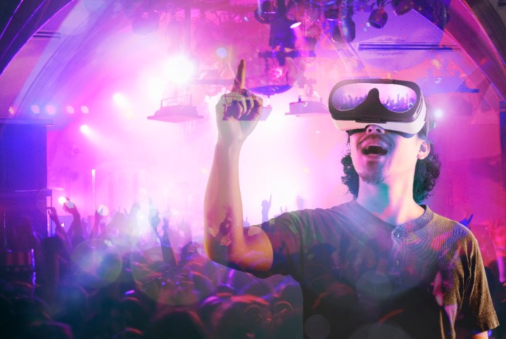 Una persona disfruta un concierto de realidad virtual