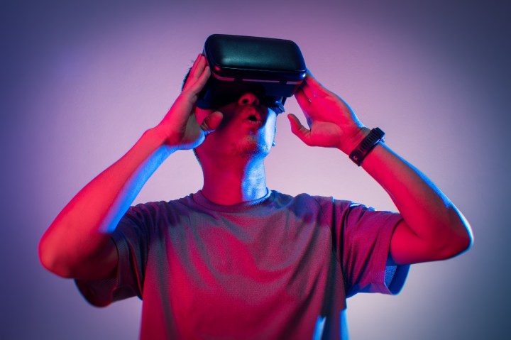 Una persona usa un casco de realidad virtual