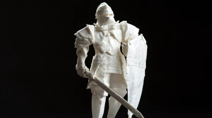La imagen muestra a un caballero medieval creado con la técnica del origami.