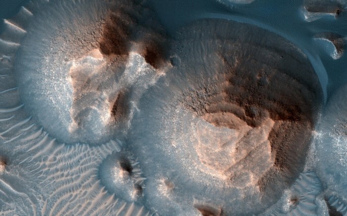La imagen muestra una representación de una erupción volcánica en Marte.