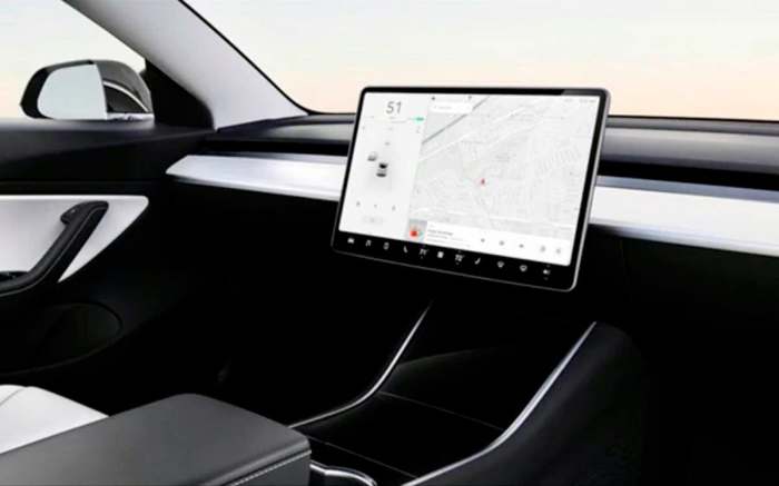 La imagen muestra el interior de uno de los vehículos eléctricos de Tesla.