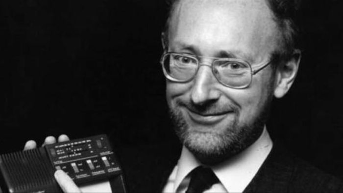 La imagen muestra al inventor británico Clive Sinclair.