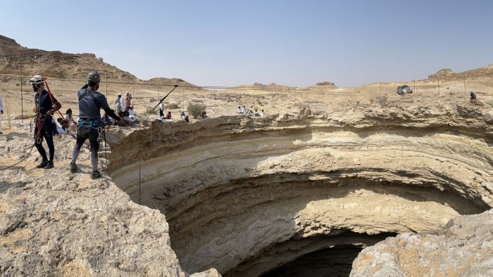 La imagen muestra a un grupo de investigadores antes de descender al Pozo del Infierno en Yemen.