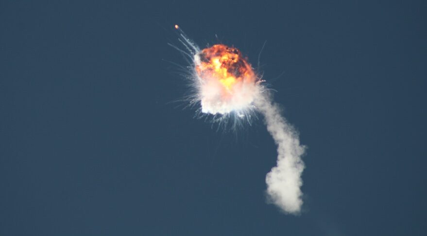 La imagen muestra la explosión del cohete Alpha de la compañía Firefly Space.