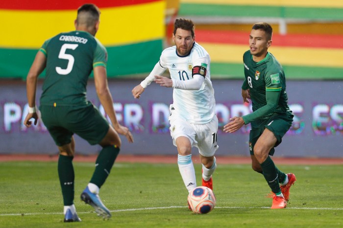 Lionel Messi intenta superar la marca de defensores bolivianos. En el partido de ida, disputado en octubre de 2020, Argentina venció 2-1 a Bolivia en La Paz.