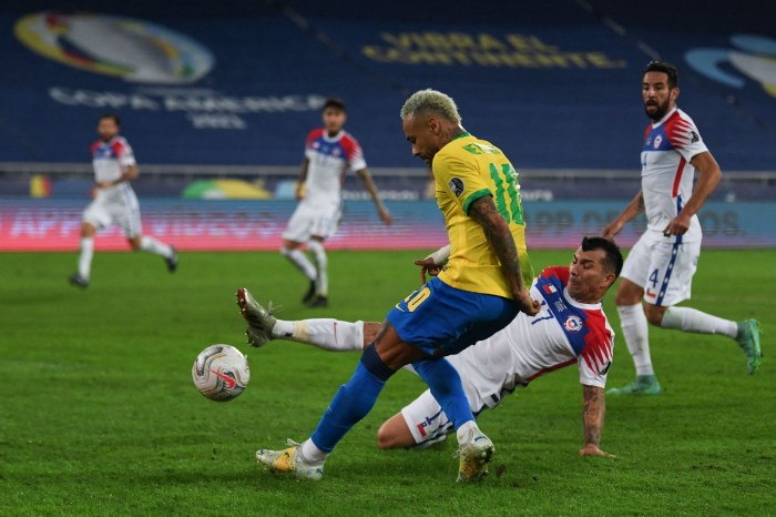 Neymar supera a Gary Medel en el último partido de Brasil vs. Chile por la Copa América 2021