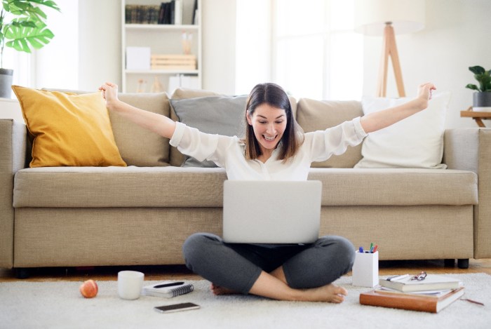 Una mujer levanta los brazos tras realizar ajustes en su computadora