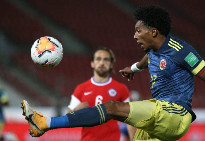 Johan Mojica de Colombia en el partido ante Chile por las eliminatorias a Qatar 2022