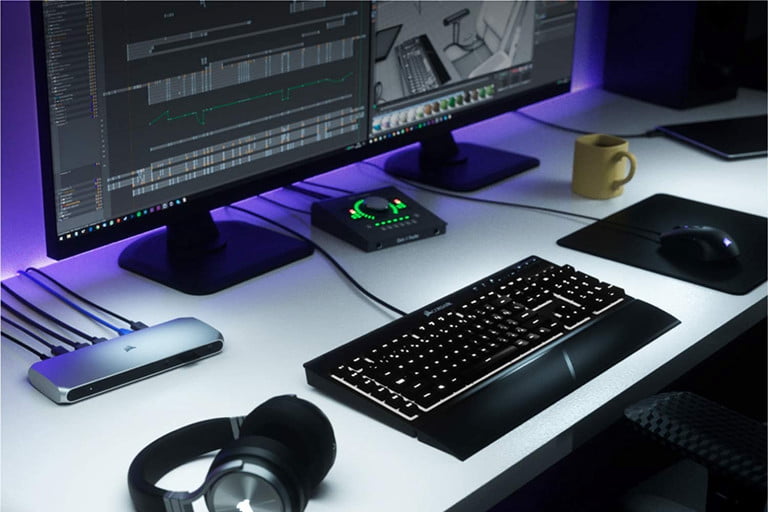 El Dock Corsair TBT100 Thunderbolt 3 conectado a una configuración de juegos de escritorio, una de las mejores estaciones de acoplamiento.