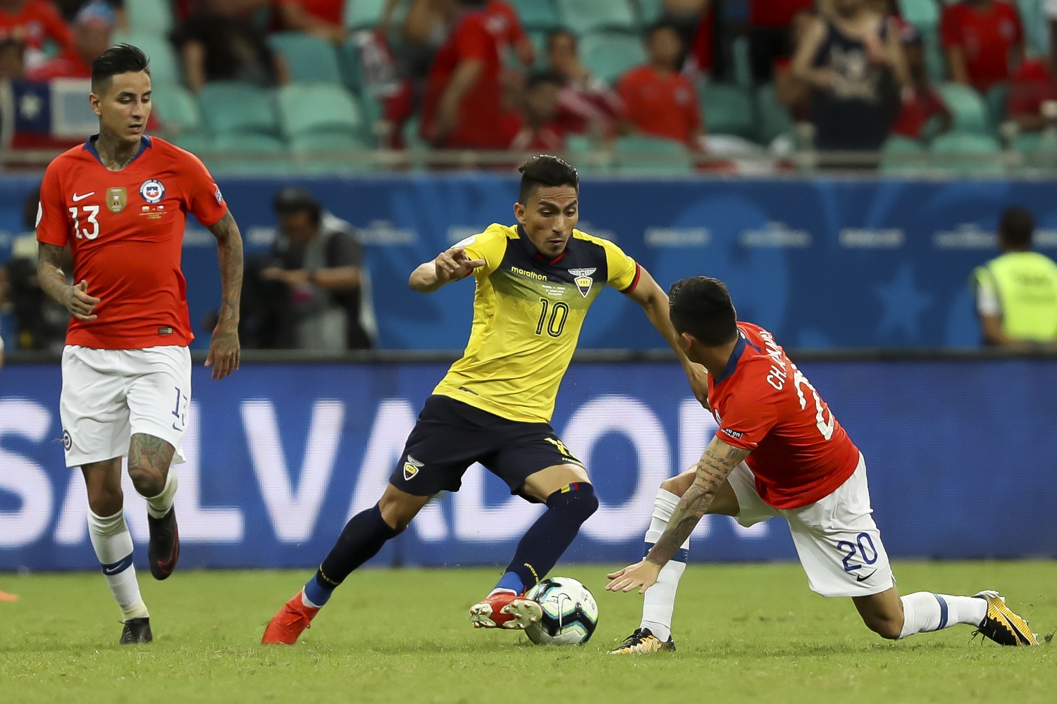 El ecuatoriano Ángel Mena supera la marca del chileno Charles Aránguiz.