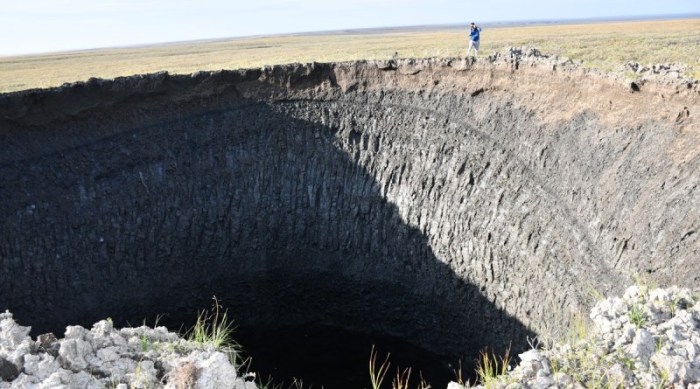 La imagen muestra uno de los cráteres que ha aparecido en Siberia en el último tiempo.