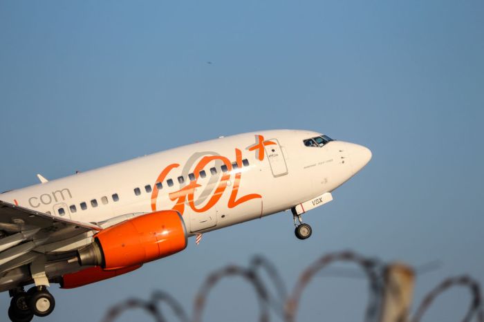 La imagen muestra un avión de la aerolínea Gol despegando.