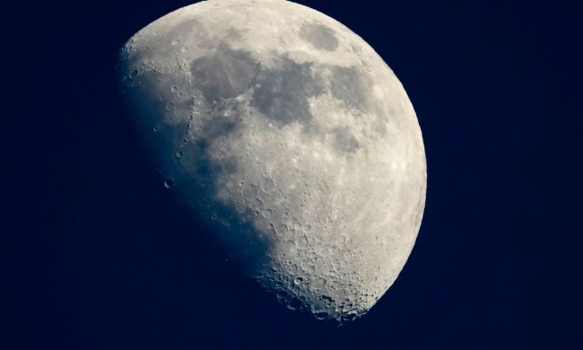 La imagen muestra a la Luna vista desde la Tierra.