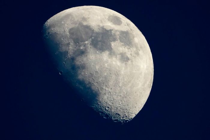 La imagen muestra a la Luna vista desde la Tierra.