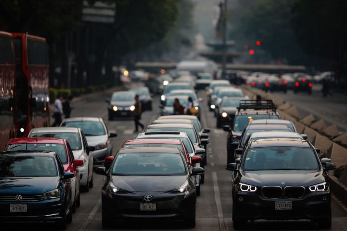 La imagen muestra a varios autos en una calle de Ciudad de México.