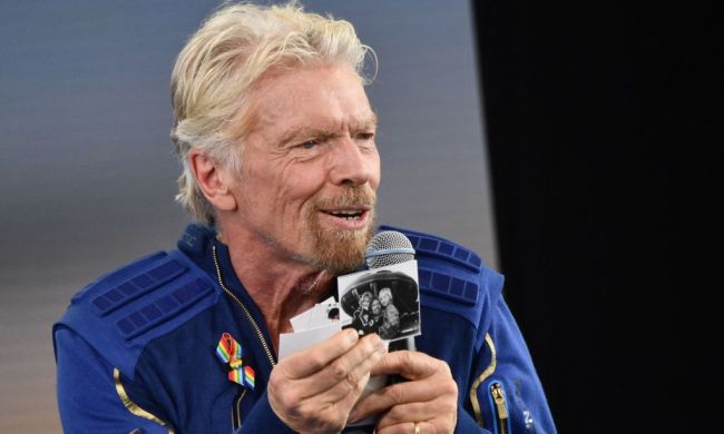 La imagen muestra a Richard Branson luego de su viaje al borde del espacio con Virgin Galactic.