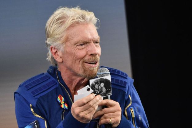 La imagen muestra a Richard Branson luego de su viaje al borde del espacio con Virgin Galactic.