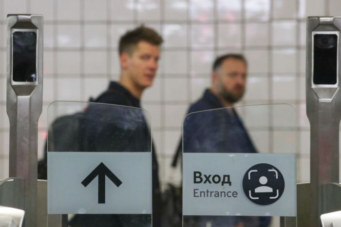 La imagen muestra a dos pasajeros en el Metro de Moscú.