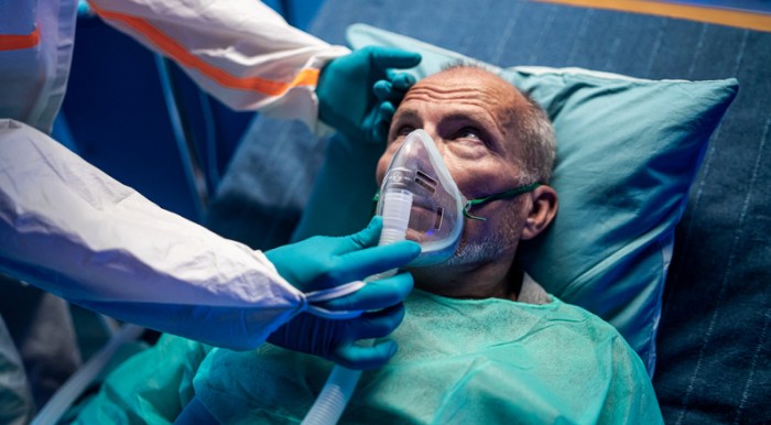 La imagen muestra a un paciente siendo atendido por un enfermero.