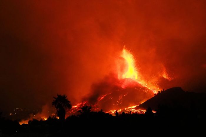 La imagen muestra la lava expulsada tras la erupción del volcán Cumbre Vieja en España.