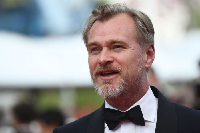 La imagen muestra al director de cine Christopher Nolan.