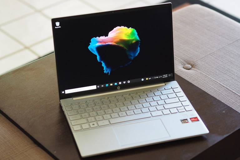 HP Pavilion Aero 13 sobre una mesa.