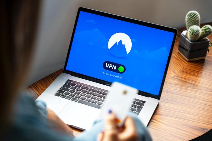 Una persona instalando uno de los mejores servicios VPN.
