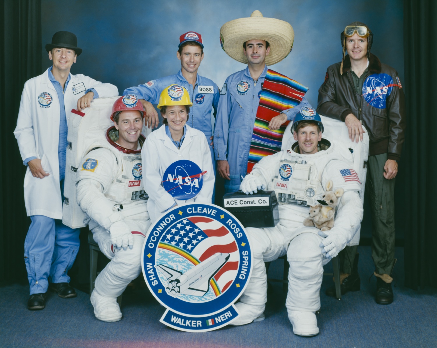 Rodolfo Neri, con un gran sombrero mexicano en la fila superior, junto al resto de la tripulación de la misión del transbordador Atlantis STS-61-B.