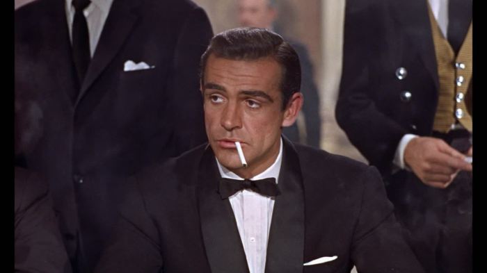 La imagen muestra a Sean Connery interpretando a James Bond.