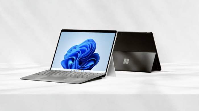 Dos laptops Microsoft una detrás de otra para comparar a la Surface Pro 8 vs. Surface Pro 7+ vs. Surface Pro 7.
