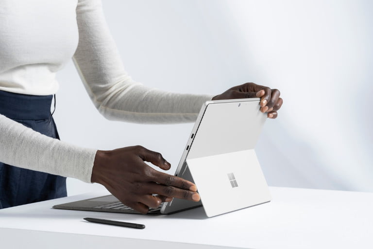 Una persona con una Surface Pro 8 sobre una mesita.