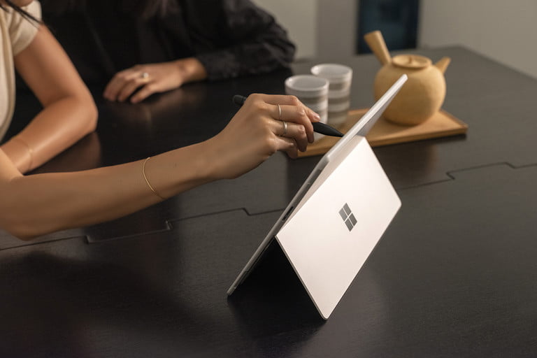 Mujer que usa Surface Slim Pen en Surface Pro X, para comparar a la Surface Pro 8 vs. Surface Pro 7+ vs. Surface Pro 7.