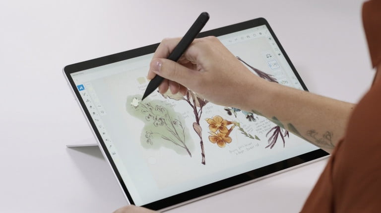 Una persona dibujando con el Slim Pen en una Surface 8