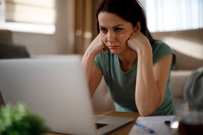 internet lento con vpn woman struggling with new technology