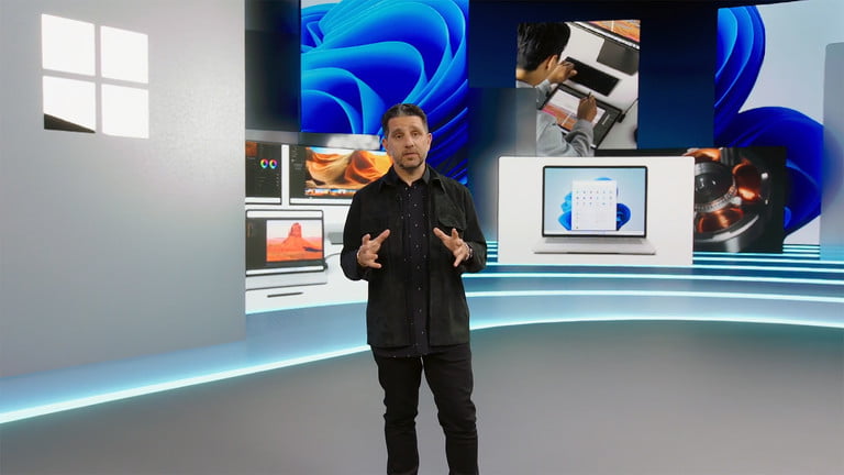 Directivo de Microsoft en el evento de presentación Surface 2021, para comparar Surface Pro 8 vs. Surface Pro 7+ vs. Surface Pro 7.