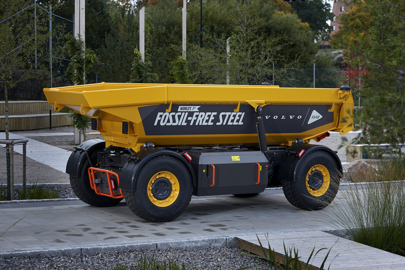 La imagen muestra el primer vehículo fabricado con acero ecológico.