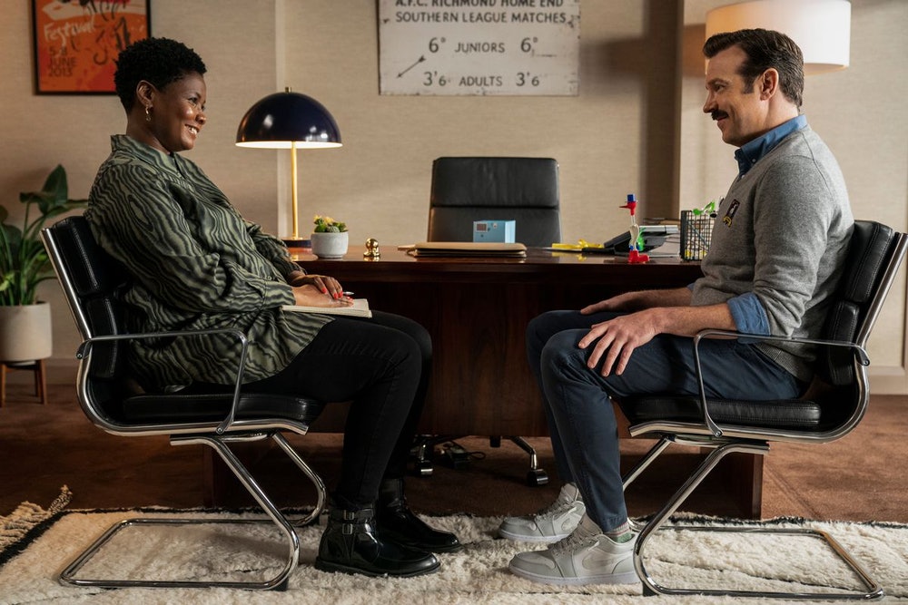 La imagen muestra una escena de la serie Ted Lasso.