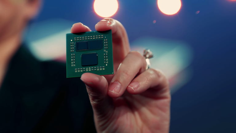 CEO de AMD con un procesador 3D V-Cache.
