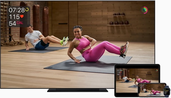 Una pareja haciendo ejercicios en el piso con Apple One. Para comparar Halo Fitness vs. Apple Fitness+