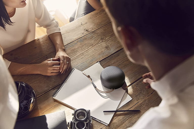 Altavoz Bang & Olufsen Beosound A1 2ª Gen sobre una mesa.