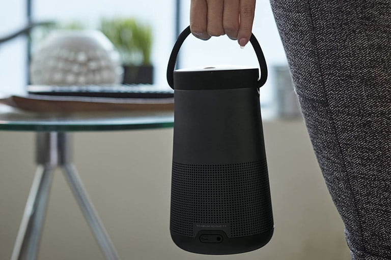 El Bose Soundlink Revolve Series II en la mano de una persona.