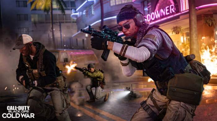 Frame de Call of Duty mostrando unos soldados en un tiroteo en una calle en llamas. Uno de los mejores juegos FPS para PS5