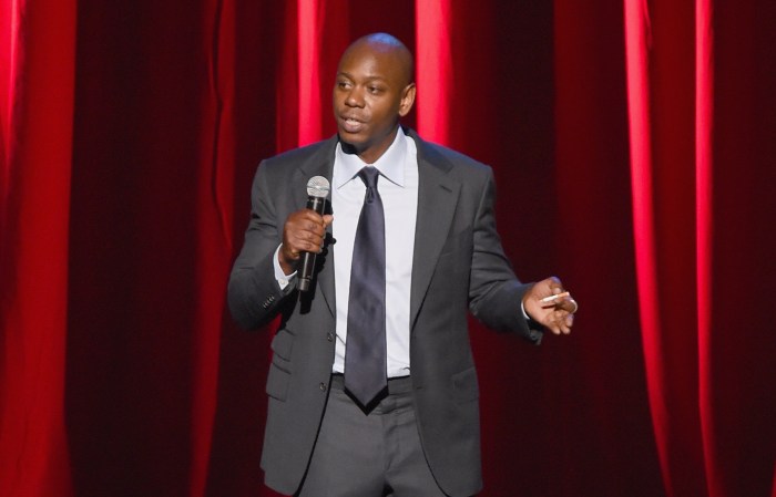 netflix suspende empleada trans polemico dave chapelle performs at radio city music hall