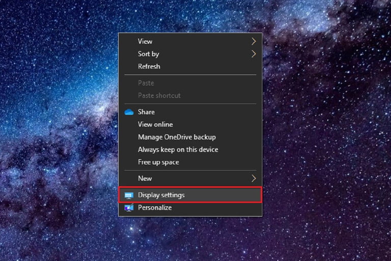 Captura de pantalla del menú del escritorio de Windows 10 que muestra cómo navegar a Configuración de pantalla para hacer zoom en Windows