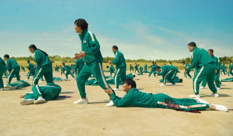 La imagen muestra una escena de la serie El juego del calamar