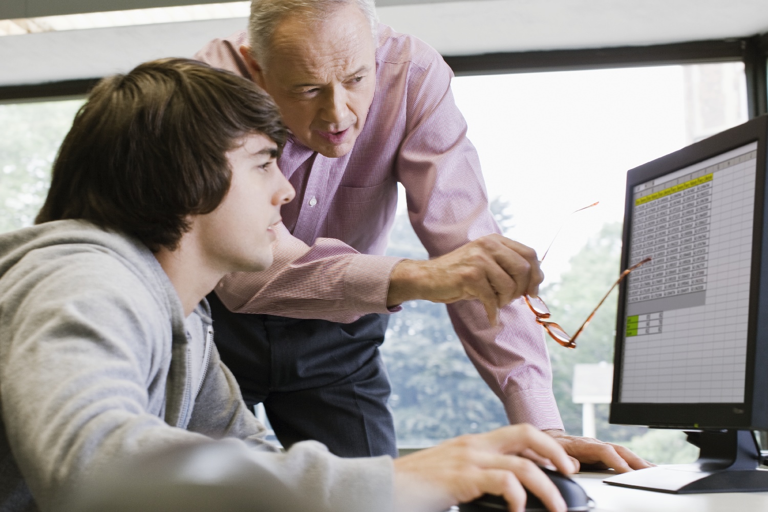 Un profesor y un estudiante utilizan Excel